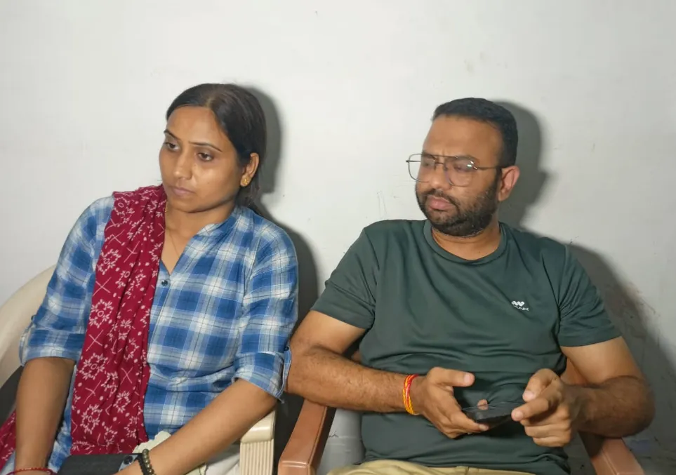 सख्ती से पूछताछ के दौरान महिला ने पति को सच्चाई बता दी जिसके बाद पति ने केस दर्ज कराया है।