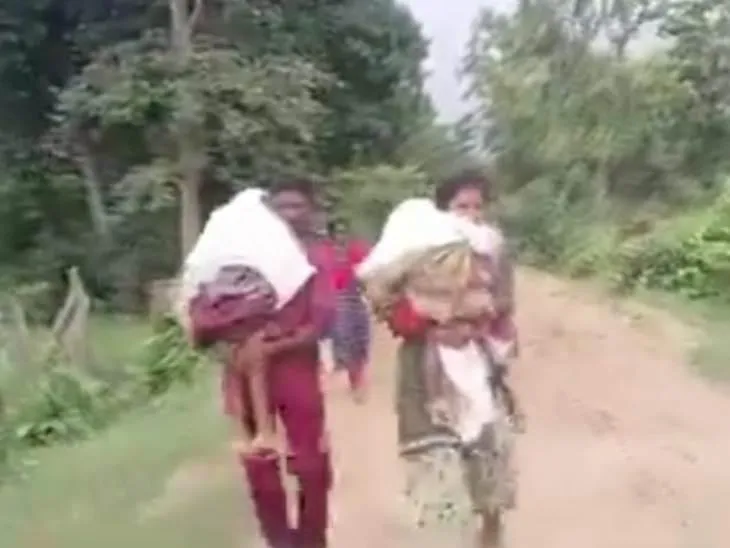 माता-पिता अपने बच्चों के शव को कांधे पर रखकर करीब 15 किमी चले।