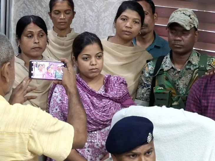 पकड़े गए आरोपियों में मुख्य आरोपी की गर्लफ्रेंड भी शामिल है। लूट के गहने उसी के घर में छिपाकर रखे गए थे।