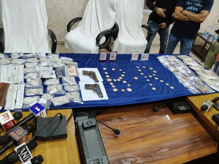 पुलिस ने आरोपियों के पास से लूट के गहने, रुपए और हथियार बरामद किए हैं।