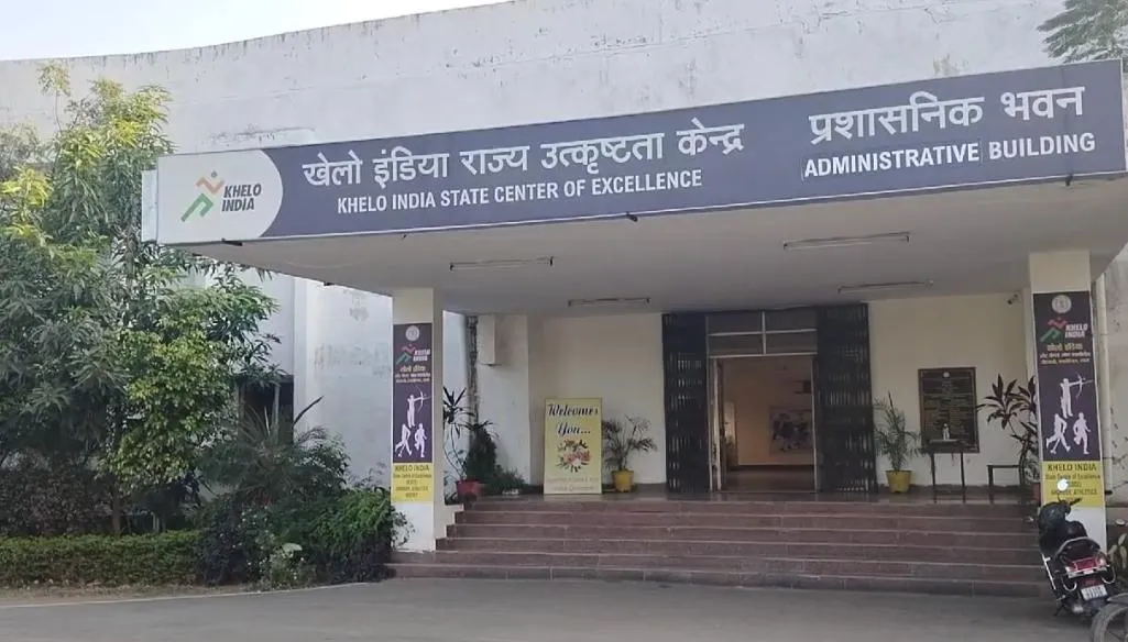 कपल डांस कराने के मामले में स्पोर्ट्स संचालक ने हेड कोच को बर्खास्त कर दिया है।