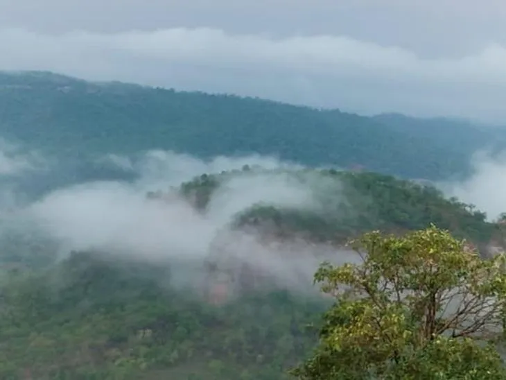 दरिमा के आसपास पहाड़ घिरे रहे बादलों से