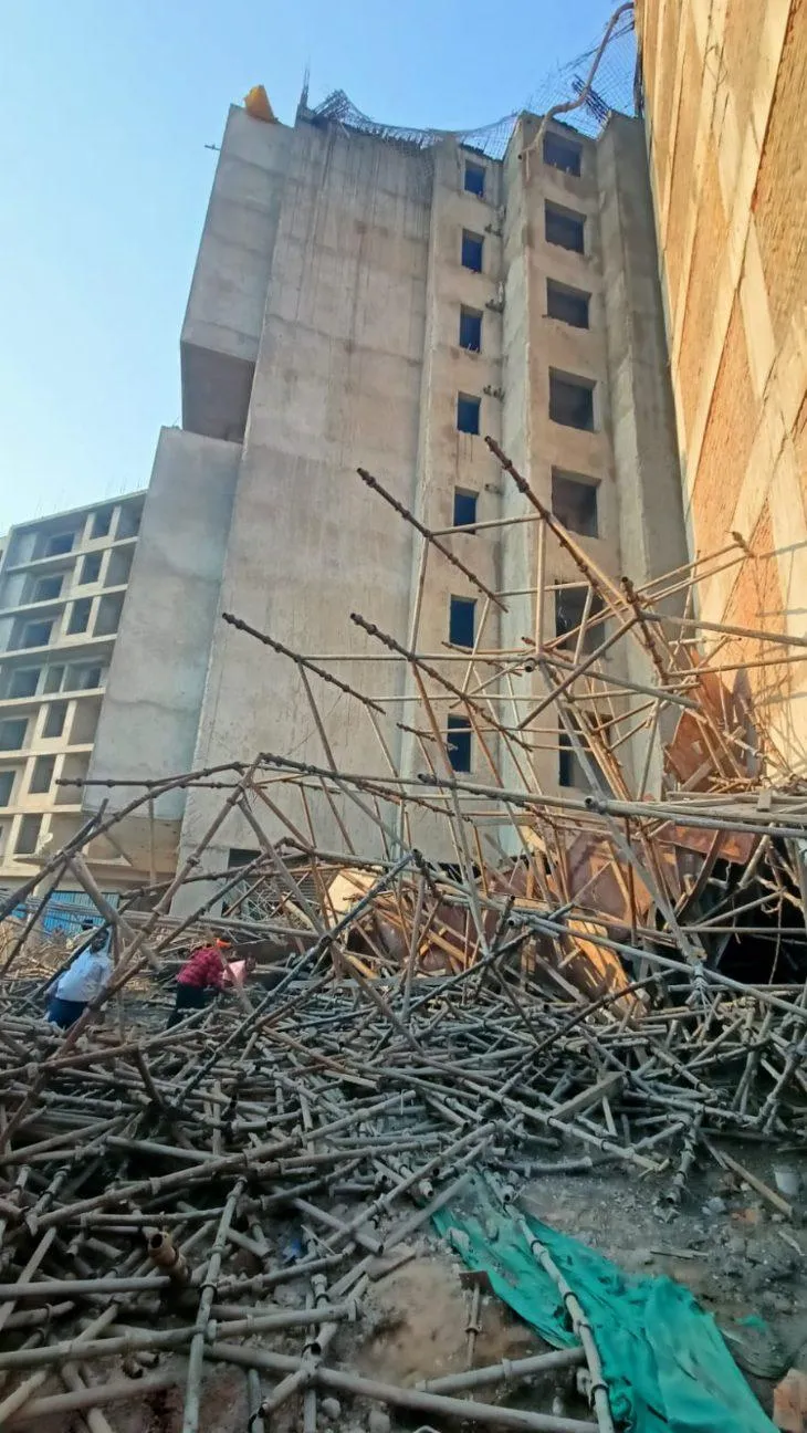 सेंटरिंग प्लेट और स्टैंड गिरकर जमीन पर बिखर गए। इसी में दबने के कारण एक मजदूर की मौत हो गई है।