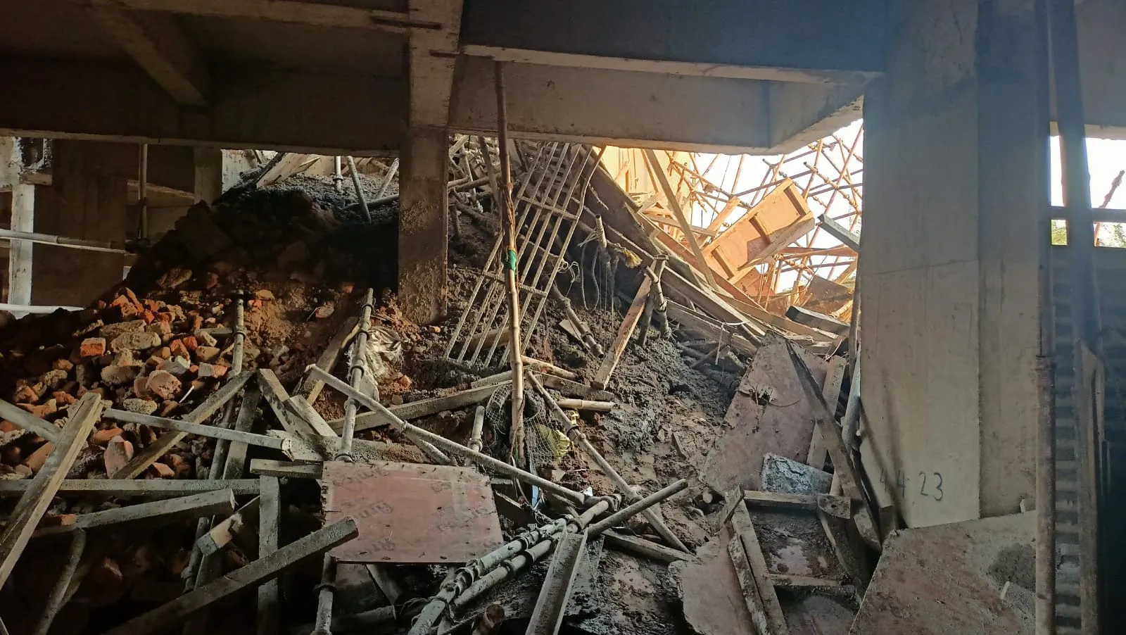 रायपुर में 8 मंजिला बिल्डिंग की छत का एक हिस्सा गिर गया है।