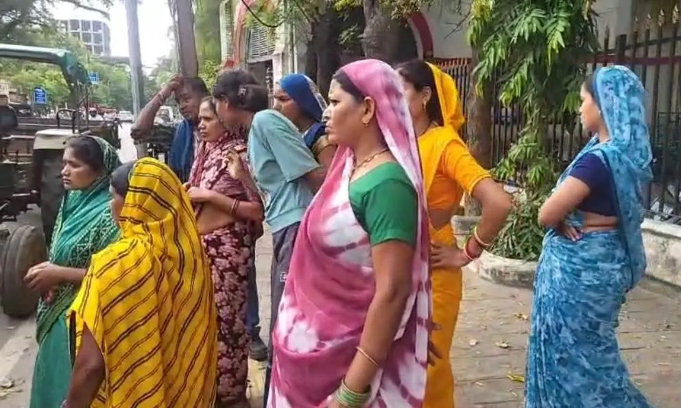 बच्ची की मौत के बाद शव लेकर आंगनबाड़ी पहुंचे परिजन और लोग।