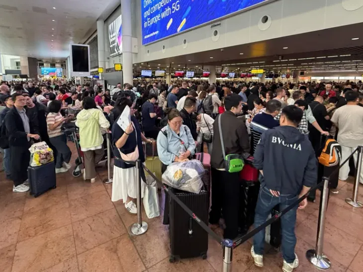 Europe Airport Cyber ​​Attack Update; Brussels London | Flight Schedule | यूरोप के तीन बड़े एयरपोर्ट्स पर साइबर अटैक: चेक-इन और बोर्डिंग सिस्टम ठप; मैन्युअल चेक–इन कराया गया ...