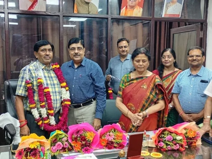 प्रोफेसर कीर्ति पांडेय से कार्यभार ग्रहण करते कार्यवाहक अध्यक्ष रामसूचित (बिल्कुल बाएं)।