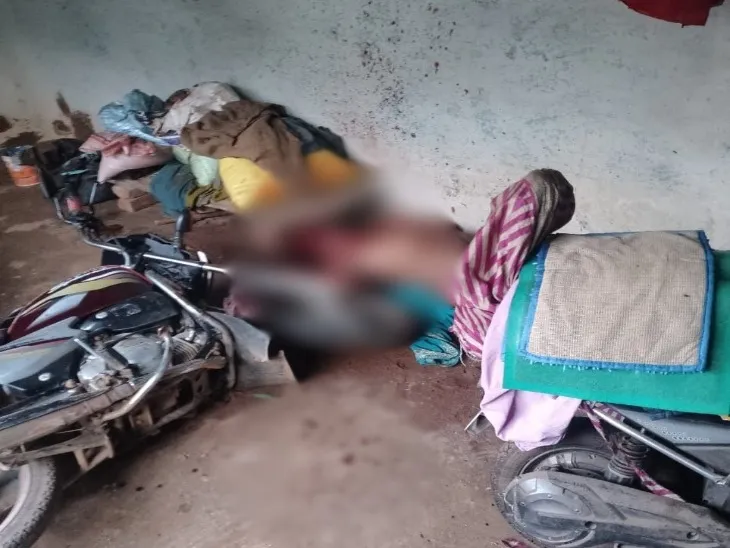 कमरे के अंदर पति की लाश पड़ी थी, पास में बाइक गिरी हुई पड़ी मिली।