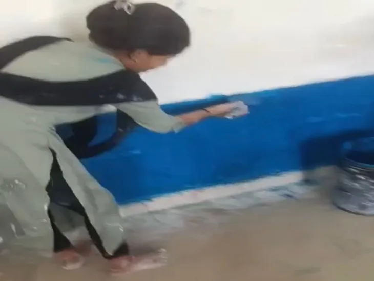 Janjgir Champa School Video; Student Whitewashing | Congress BJP |  प्रिंसिपल ने छात्रों से क्लासरूम की पुताई करवाई VIDEO: प्रैक्टिकल नंबर  बढ़ाने का लालच दिया; कांग्रेस ...