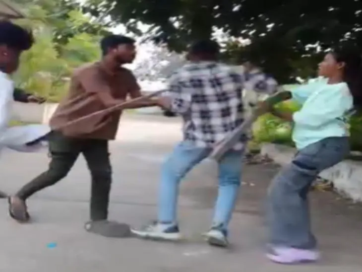 युवक लगातार माफी मांग कर गिड़गिड़ा रहा है लेकिन आरोपी गाली गलौज कर पिटाई कर रहे हैं।