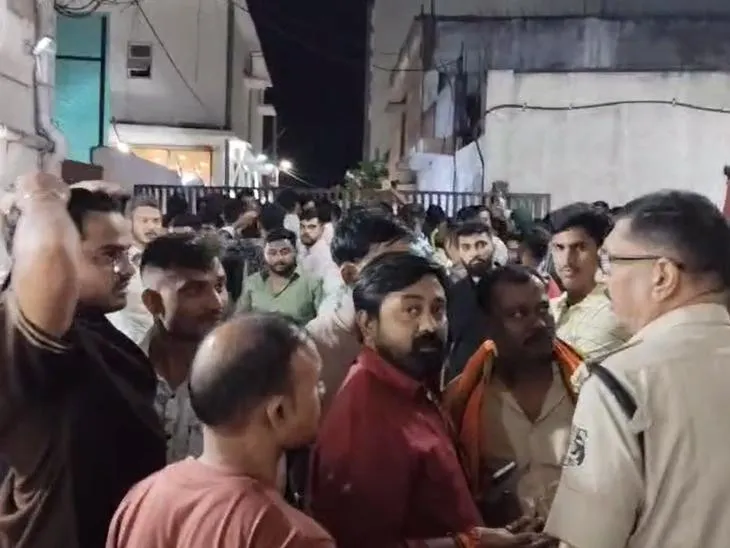 आरोपी के घर के बाहर आक्रोशित भीड़ का हंगामा