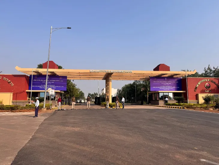 IIM कैंपस में होने वाली कॉन्फ्रेंस को लेकर तैनात पुलिसकर्मी।