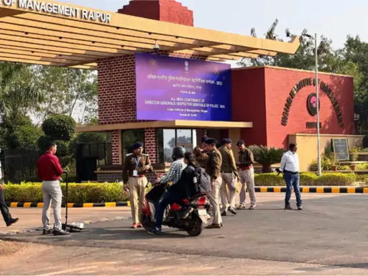 रायपुर IIM कैंपस के बाहर सुरक्षा सख्त कर दी गई है।