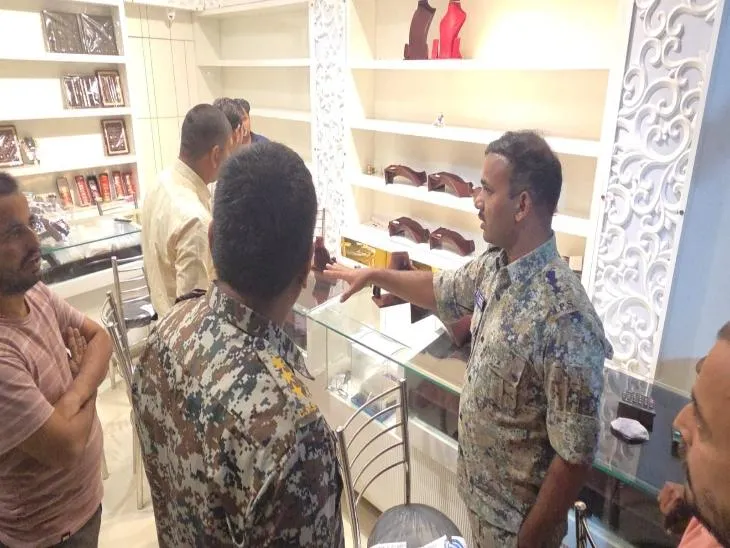 वारदात की सूचना मिलते ही पुलिस की टीम मौके पर पहुंची। खुद SP भी मौके पर पहुंच स्थिति जानी।