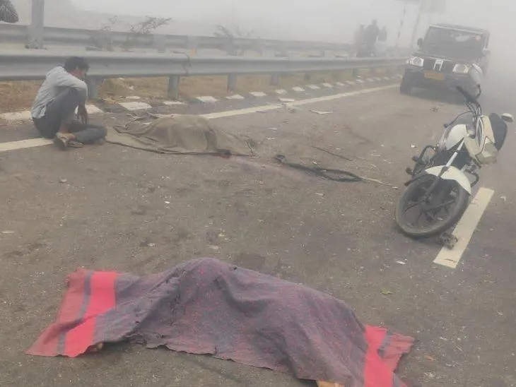 लाश देखकर चचेरा भाई कांप गया। वह पास बैठकर रोता रहा।