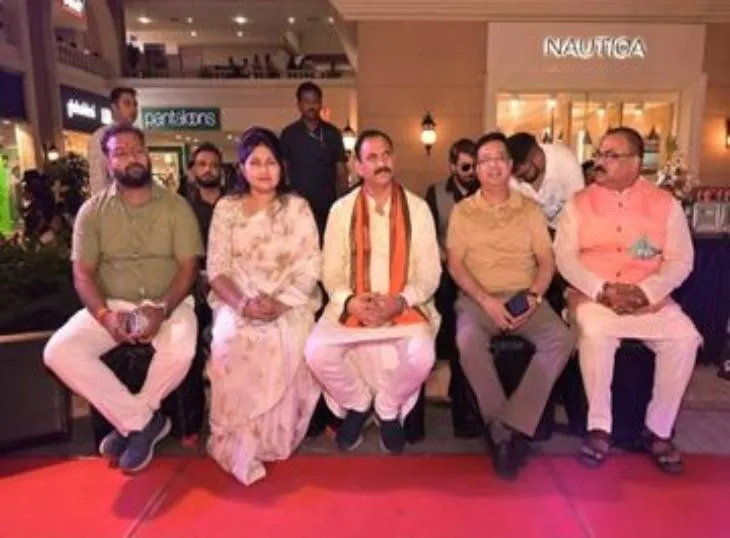 भाजपा नेताओं के साथ सावित्री जगत। (फाइल फोटो)