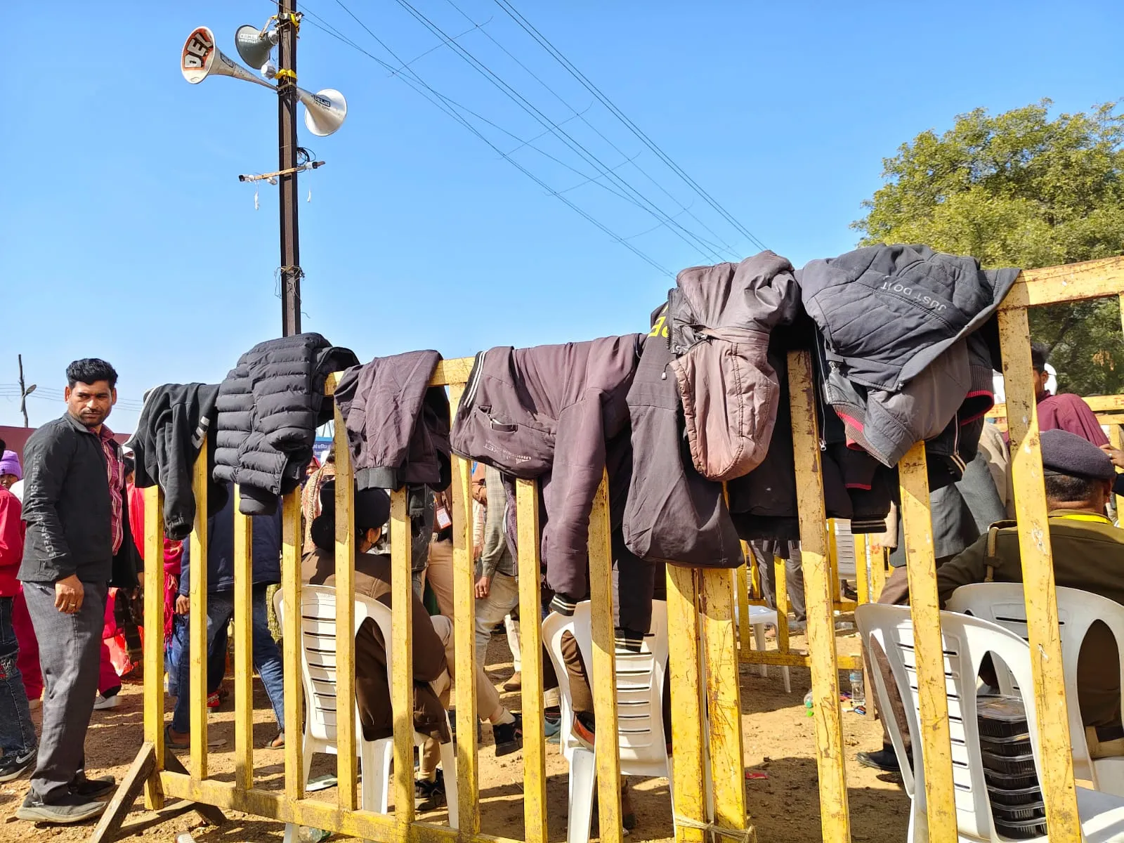 शाह को सुनने आए जो लोग काली जैकेट या स्वेटर पहने थे, उन्हें कार्यक्रम स्थल के बाहर ही उतरवा लिया गया था। सूत्रों के मुताबिक, सुरक्षा कारणों से ऐसा कराया गया।