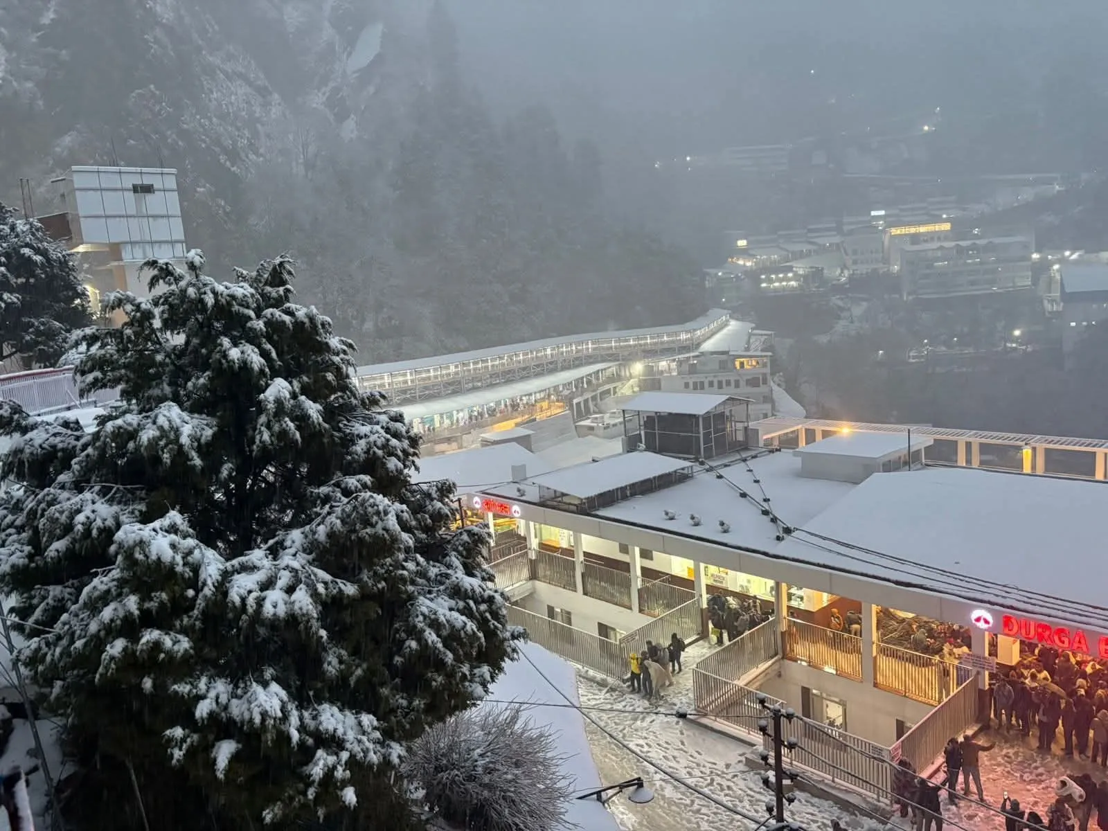 जम्मू के कटरा में शुक्रवार को हुई बर्फबारी के बाद वैष्णो देवी मंदिर की तस्वीर, यात्रा रोक दी गई है।