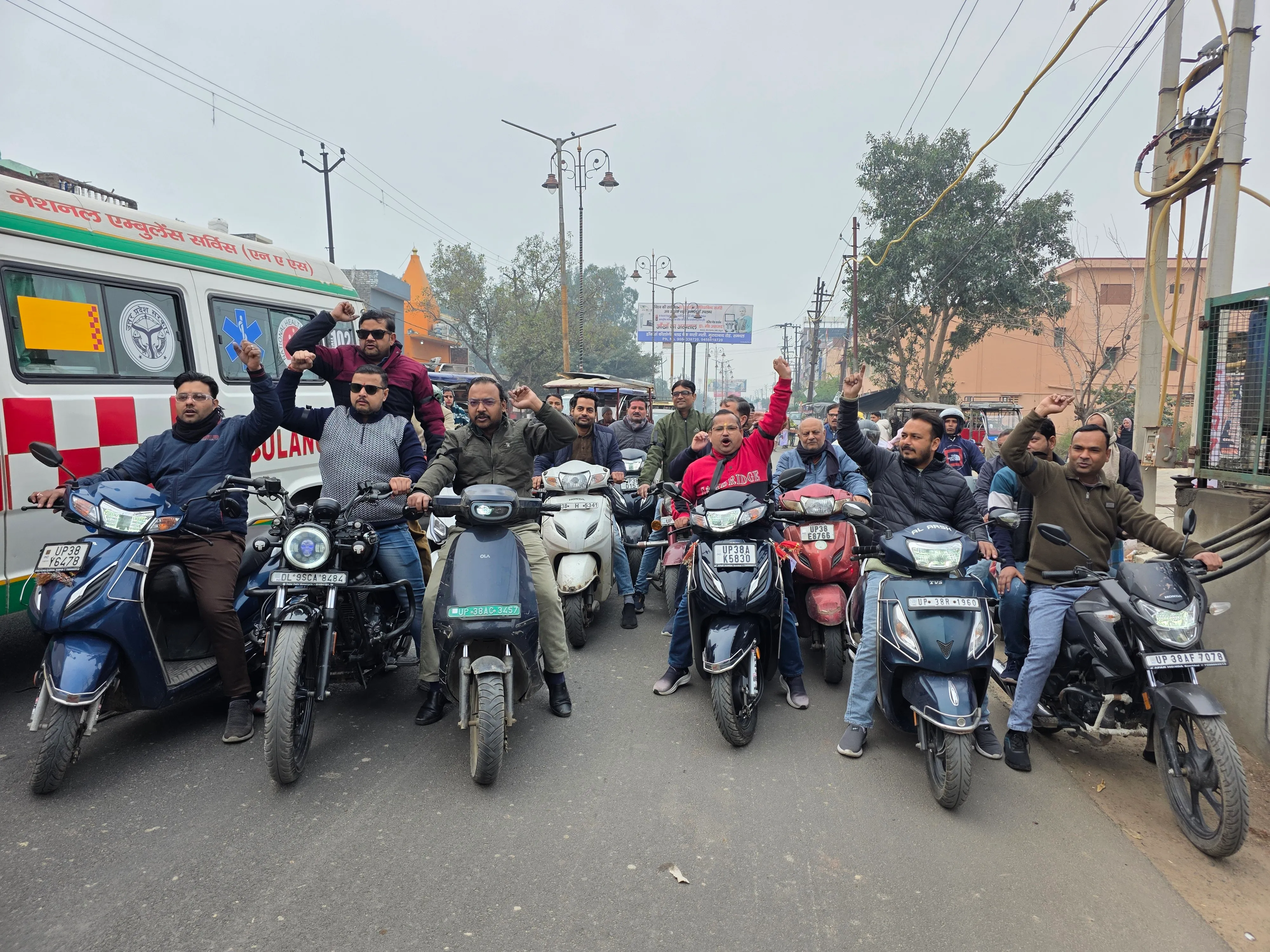 केमिस्ट ड्रगिस्ट एसोसिएशन ने हाथों पर काली पट्टी बांधकर बाइक रैली निकाली।