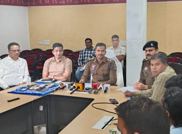 आरोपी की जानकारी देते हुए रायपुर पुलिस के अधिकारी।