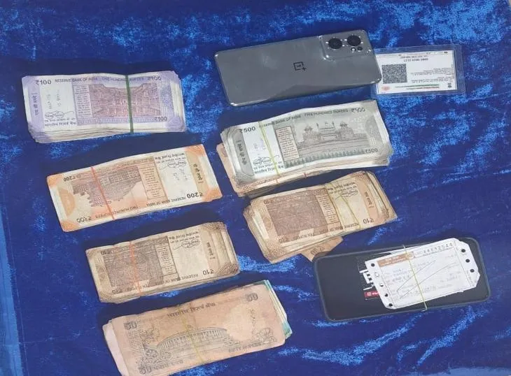 आरोपी के पास से 79 हजार कैश और मोबाइल पुलिस ने बरामद किया है।