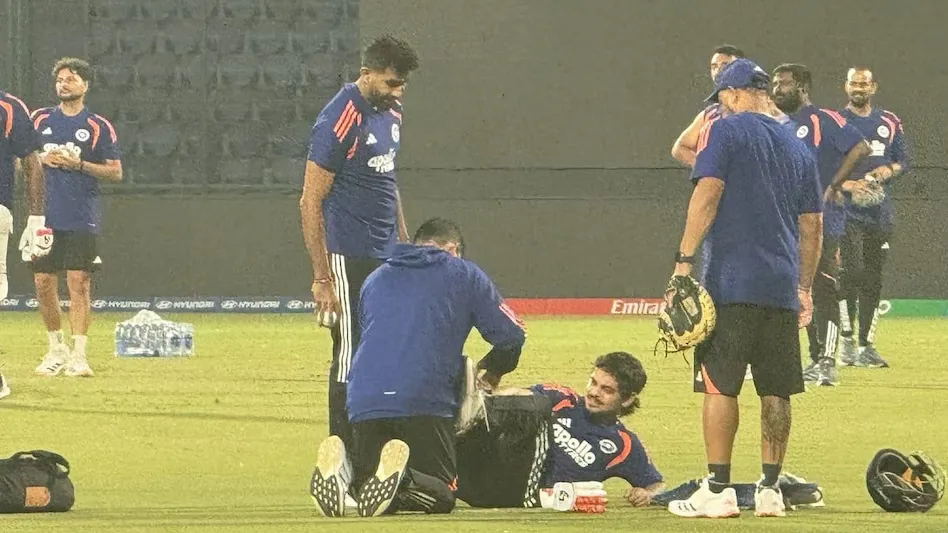 ईशान चोट लगने के बाद दर्द से कराह उठे, टीम फिजियो ने पहुंच कर इलाज किया।