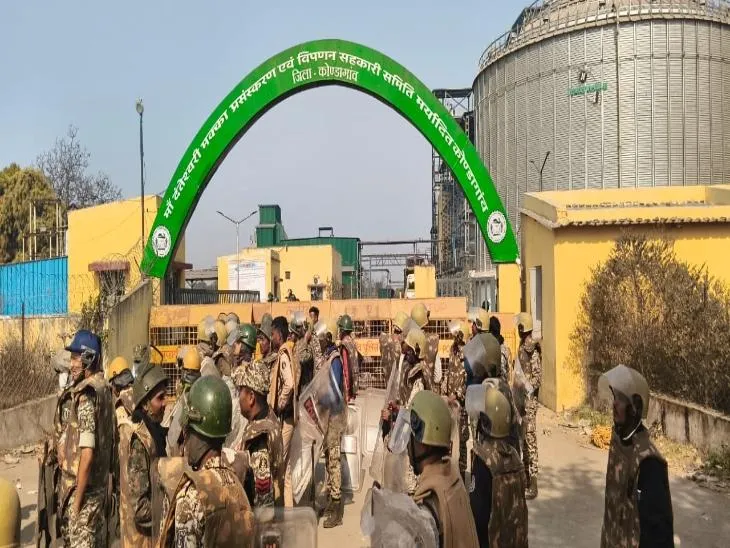 प्लांट के बाहर पुलिस बल तैनात किया गया है।