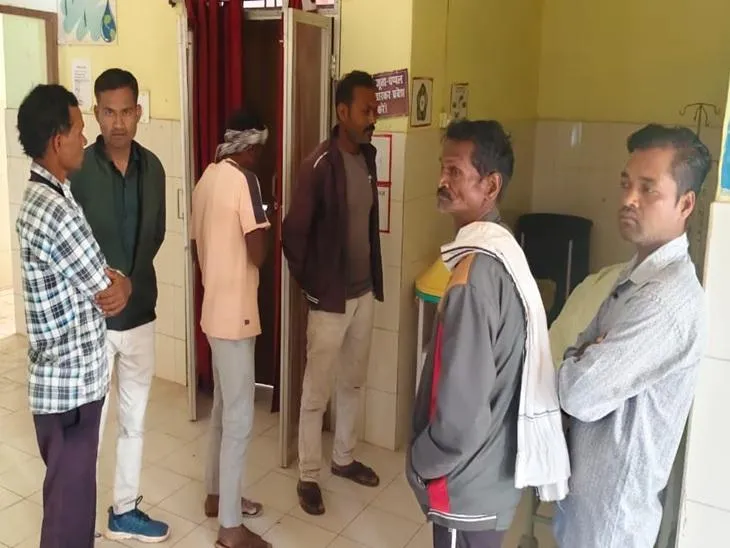 हादसे के बाद मृतक युवक के परिजन अस्पताल पहुंचे।