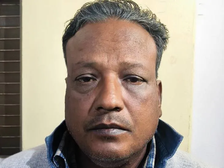 आरोपी 55 वर्षीय अशोक सिंह चौहान किरण नगर पिपलानी का रहने वाला है।