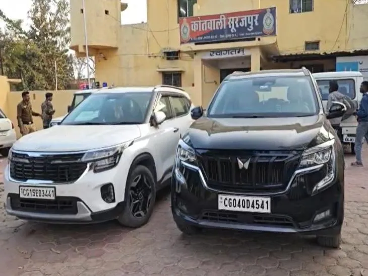 युवकों की गाड़ी थाने में खड़ी करवाई गई।