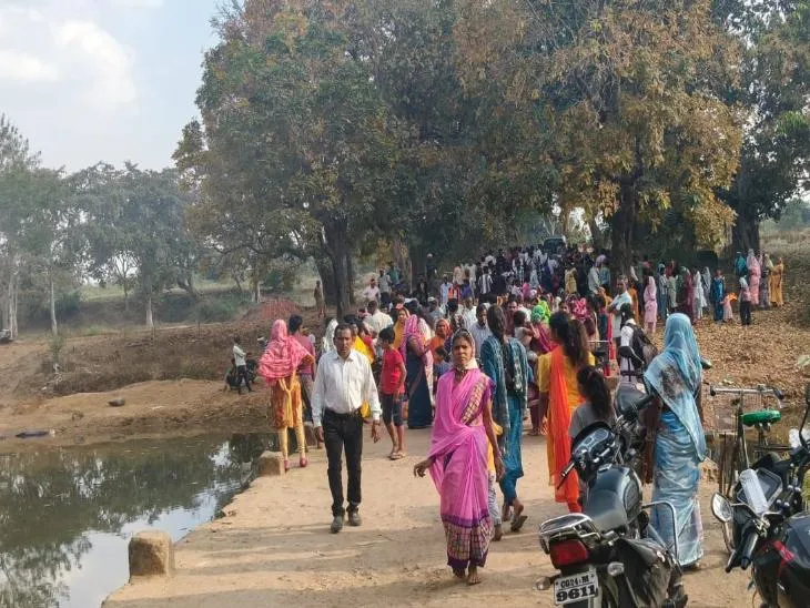 हादसे के बाद मौके पर पहुंचे आसपास के ग्रामीणों ने बच्चों को वैन से बाहर निकाला।