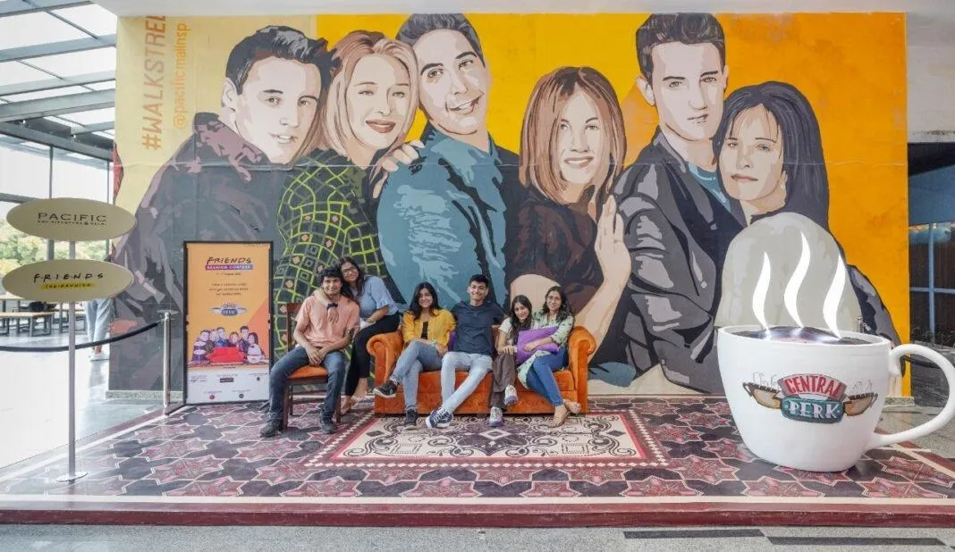 पैसिफिक मॉल में दोस्तों के पुनर्मिलन का जश्न | RealtynMore