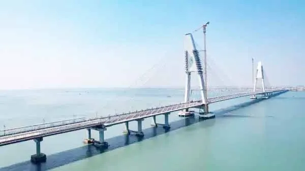 पीएम मोदी ने गुजरात में देश के सबसे लंबे केबल-स्टे ब्रिज का किया उद्घाटन –  NEWSWING