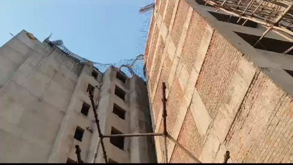 रायपुर में बड़ा हादसा, वीआईपी रोड में बहुमंजिला इमारत का ऊपरी हिस्सा गिरा, कई मजदूर मलबे में दबे, 3 की हालत गंभीर - Khabar Chhattisii Media