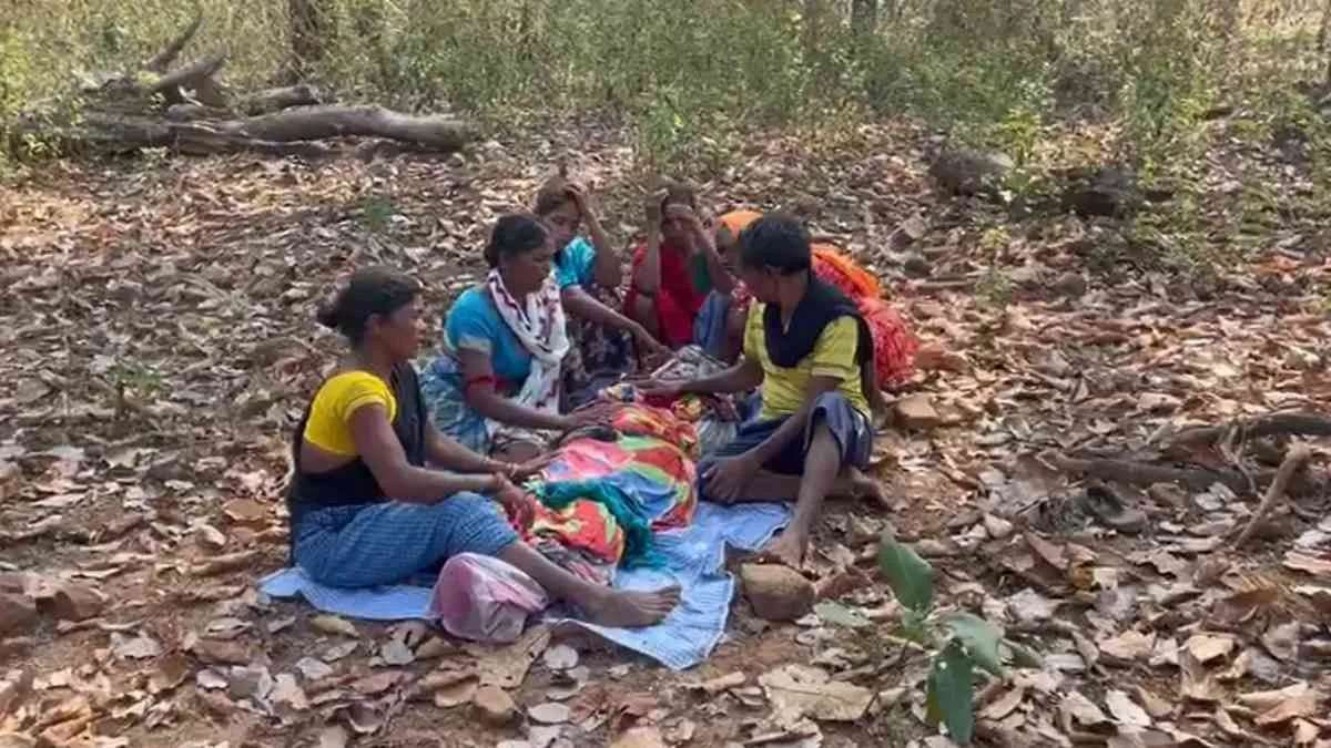 नक्सलियों ने शिक्षा दूत और ग्रामीण को उतारा मौत के घाट, पुलिस मुखबिरी का लगाया आरोप