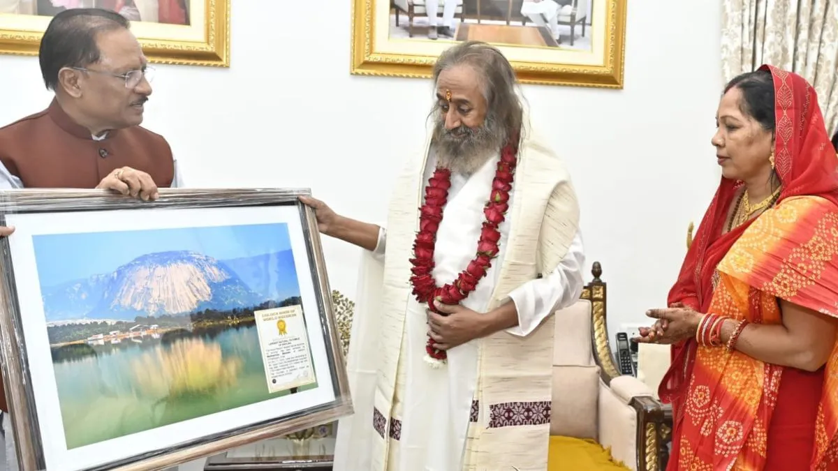 CM साय ने आध्यात्मिक गुरु रविशंकर से लिया आशीर्वाद, सोमनाथ मंदिर के खंडित शिवलिंग का किया दर्शन 