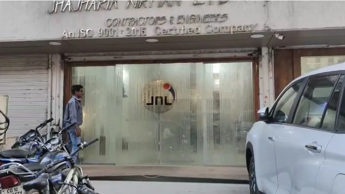 CBI Raid : रेलवे ठेकेदार के घर CBI का छापा, 10 सदस्यीय टीम कर रही है दस्तावेजों की जांच