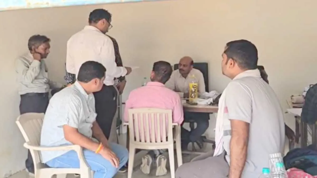 CG NEWS : एसीबी ने पटवारी को रिश्वत लेते रंगे हाथों पकड़ा