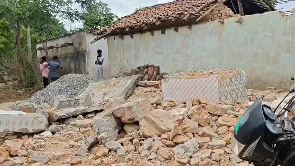 चर्च में सभा लगाने वालों ने तोड़ा हनुमान मंदिर, गांव में तनाव, भारी संख्या में पुलिस बल तैनात