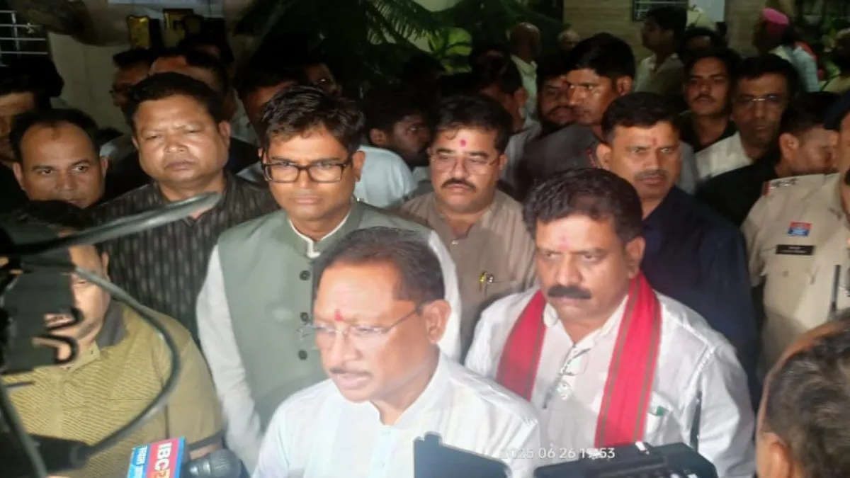 दिवगंत डॉ. सुरेंद्र दुबे के घर पहुंचे CM विष्णुदेव साय, अर्पित की विनम्र श्रद्धांजलि, परिजनों को बंधाया ढांढस&hellip;