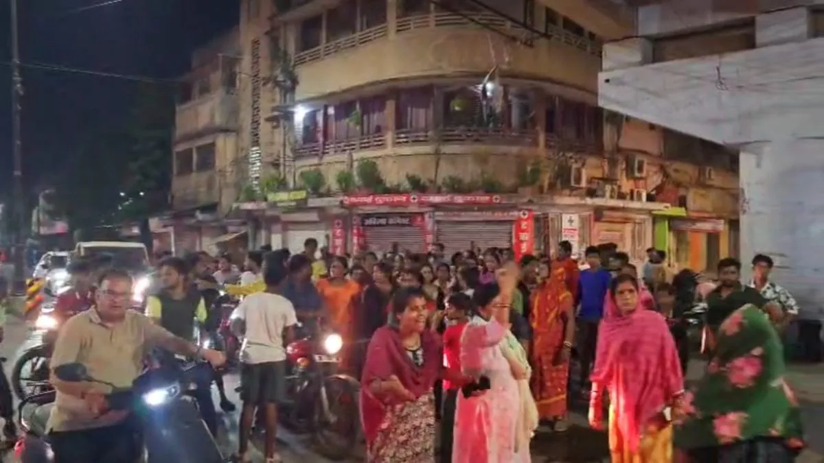 CG Breaking News : 100 से अधिक घर तोड़ने के नोटिस से भड़के लोग, देर रात कलेक्टर कार्यालय का किया घेराव