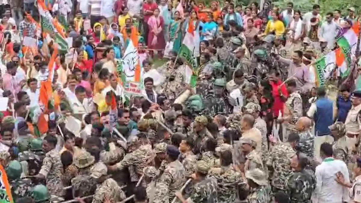 Video : डीईओ कार्यालय का घेराव करने निकले कांग्रेसी, पुलिस से हुई धक्का-मुक्की, पुलिसकर्मी घायल, कार्यकर्ता भी चोटिल, जमीन पर गिरे पूर्व मंत्री मरकाम