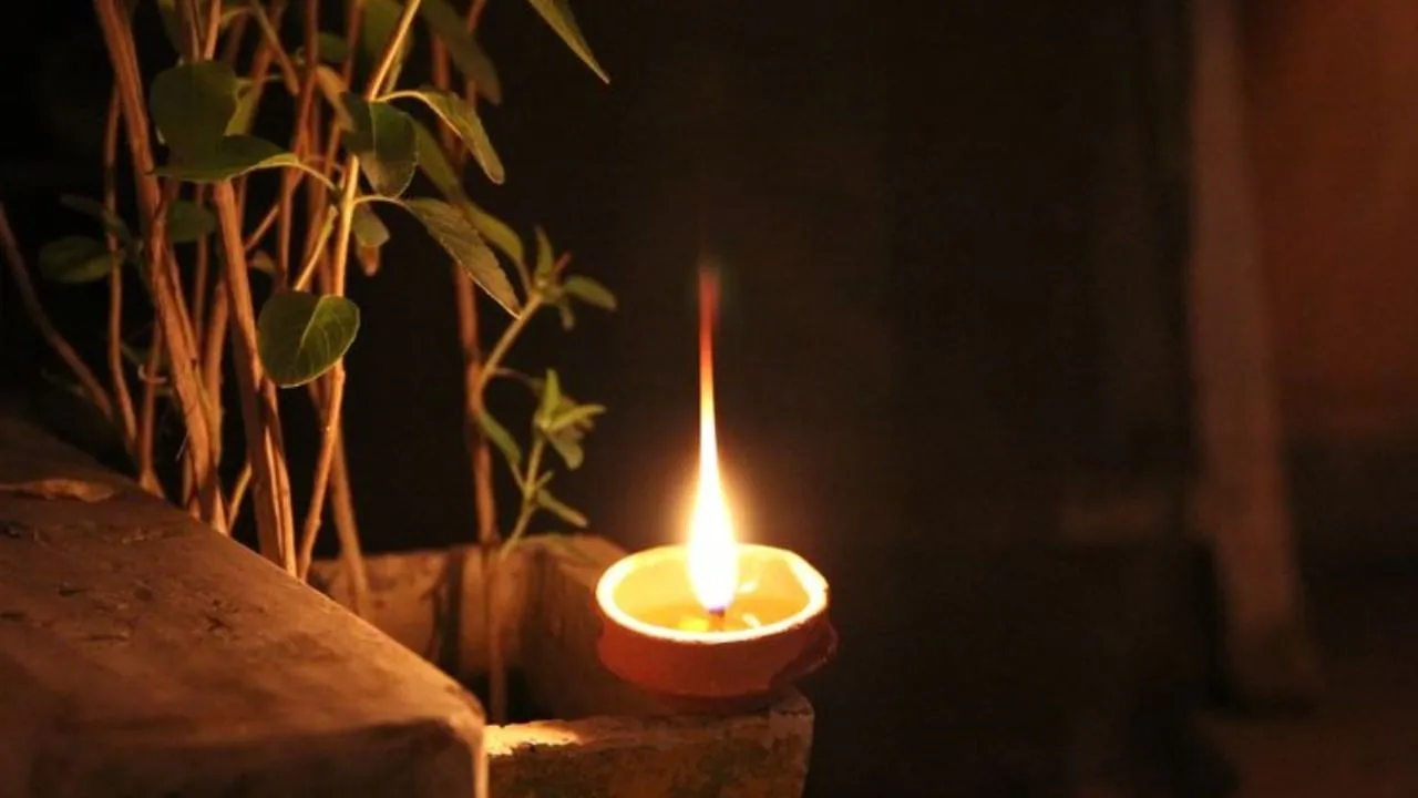 चौथा दीपक तुलसी के पौधे के पास