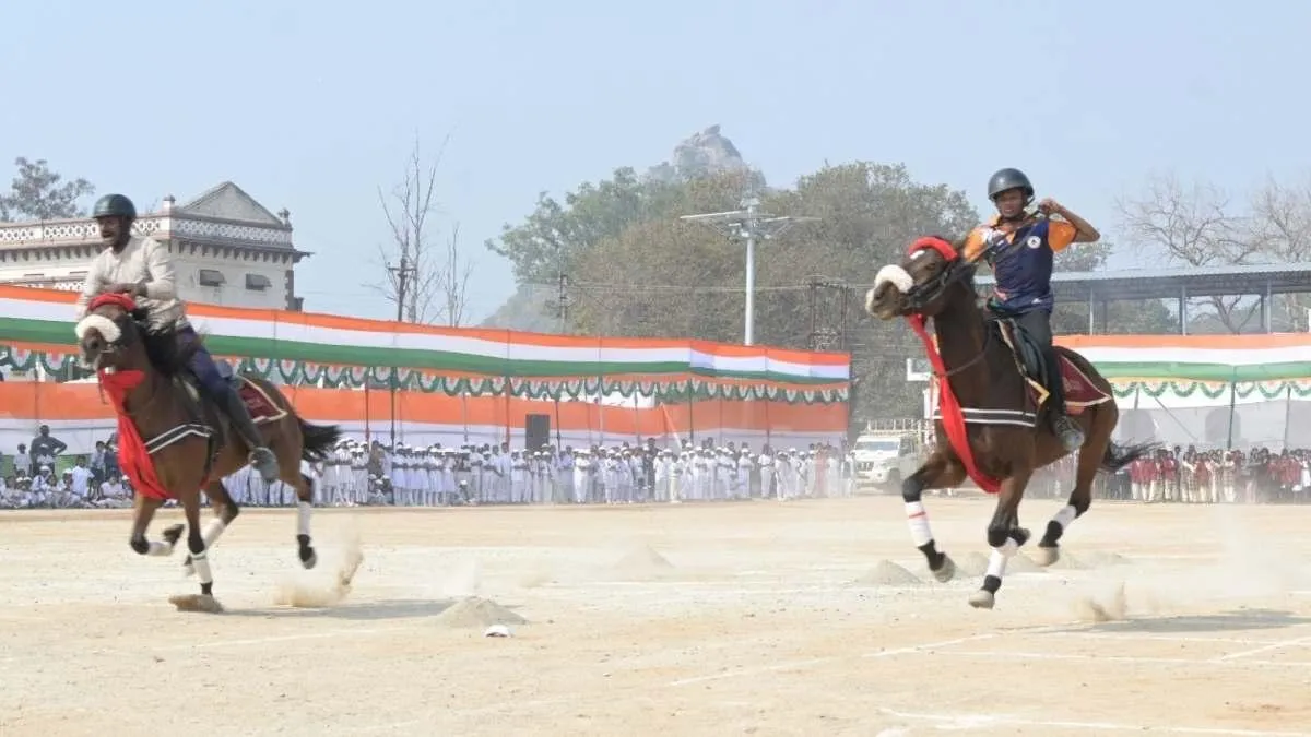 CG NEWS : गणतंत्र दिवस पर पहली बार परेड में उतरे हॉर्स राइडर्स, 6 सरेंडर नक्सलियों ने दिखाए हैरतअंगेज स्टंट&hellip;