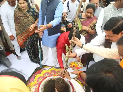 Ek-Ped-Maa-ke-Naam<br />
