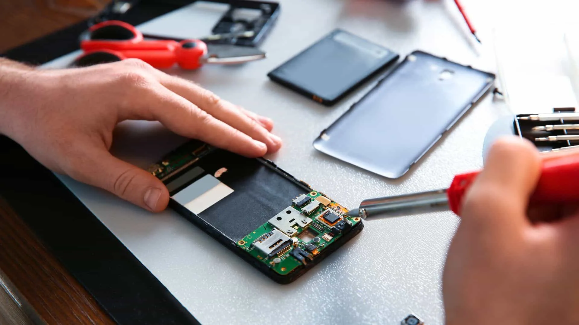 Refurbished Mobile Phones Benefits - Save Money & Reduce Waste