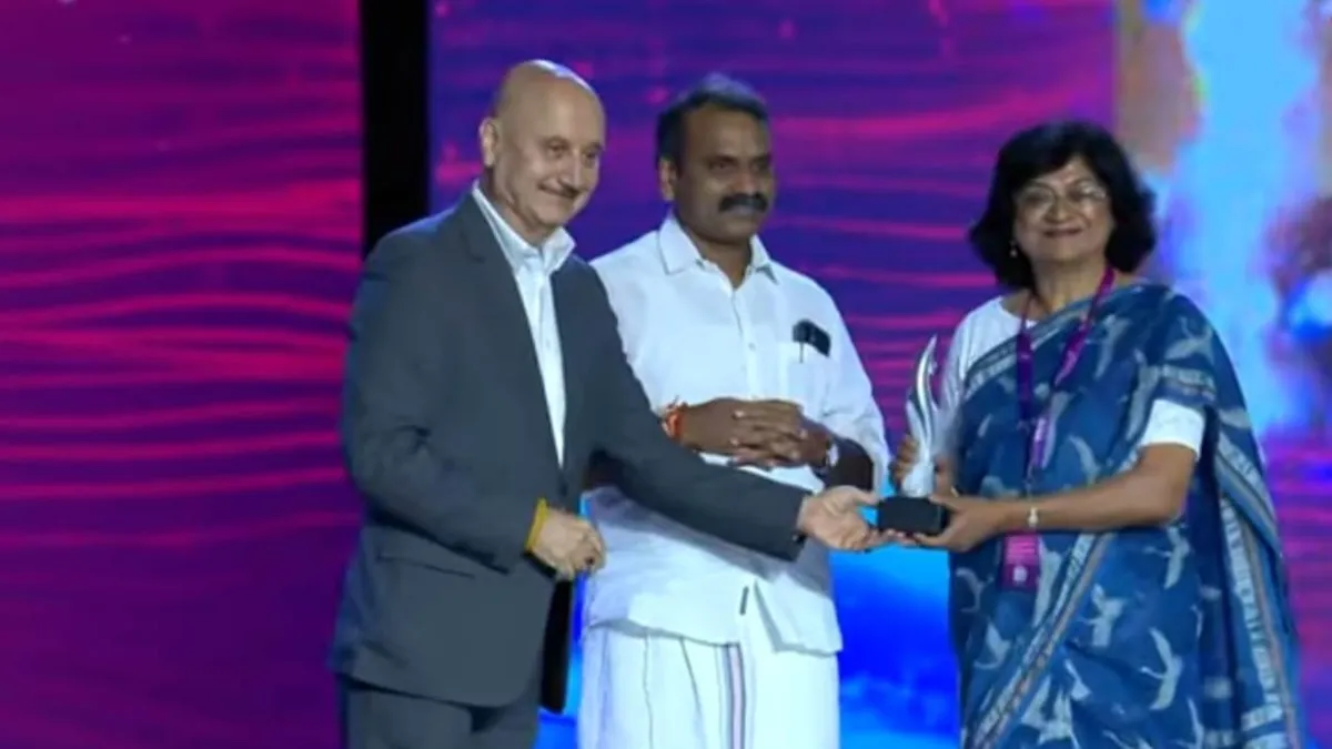 Neerja Mahajan of Art Hill Imprints receive Silver award from Anupam Kher and L Murugan