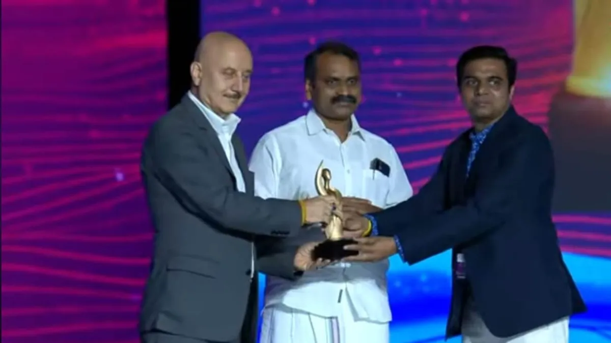 TV Today Network's Vinay Prakash Asopa receives Gold award from Anupam Kher and L Murugan