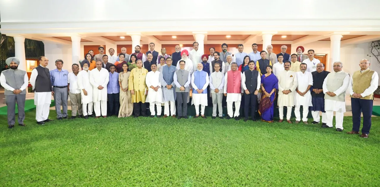सर्वदलीय प्रतिनिधिमंडल, नरेंद्र मोदी, शशि थरूर