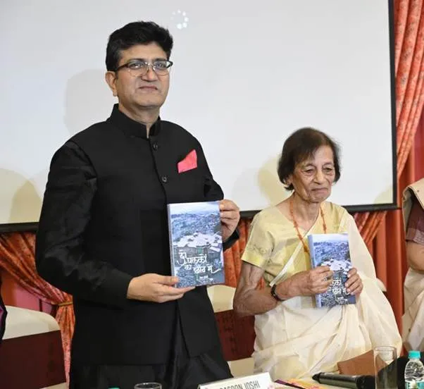 Prasoon Joshi launches Dr Hema Joshi's book 'Do Palkon Ki Chhavn Main'